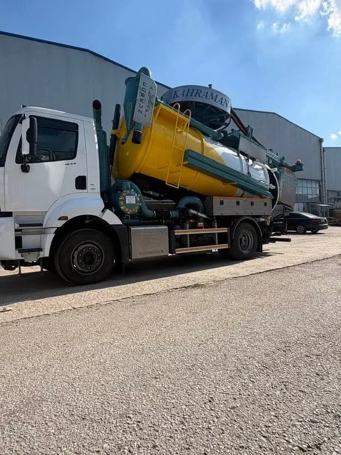 Dar alan çalışmalarına uygun kompakt vidanjör aracı