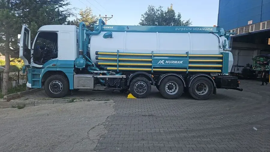 Dört dingilli yüksek kapasiteli vidanjör aracının yan görünümü